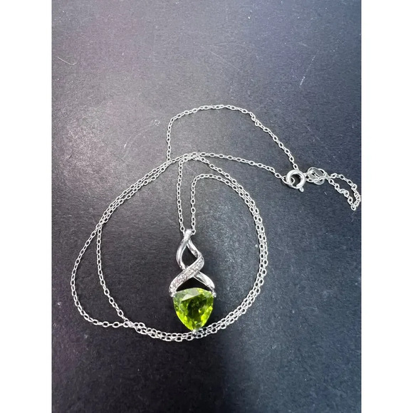 Trilliant cut peridot and sterling silver pendant and 18 inch chain - Picture 8 of 9